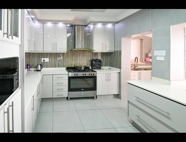 4 BEDROOM FREEHOLD TO LET IN COWIES HILL